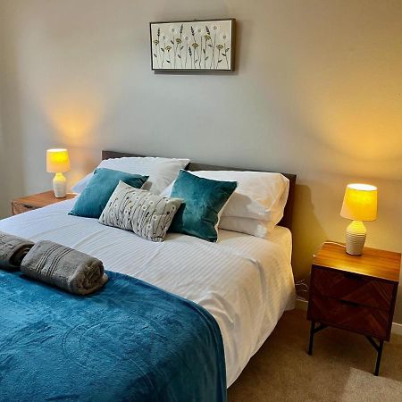 Canada House - Sleeps 6 -3 King Or 6 Single Ideal For Contractors วอร์ริงตัน ภายนอก รูปภาพ