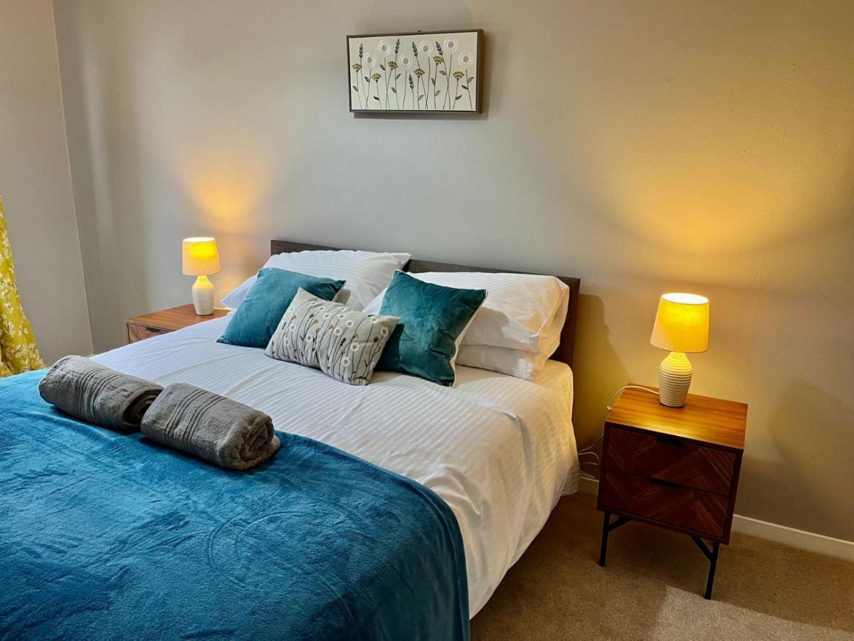 Canada House - Sleeps 6 -3 King Or 6 Single Ideal For Contractors วอร์ริงตัน ภายนอก รูปภาพ