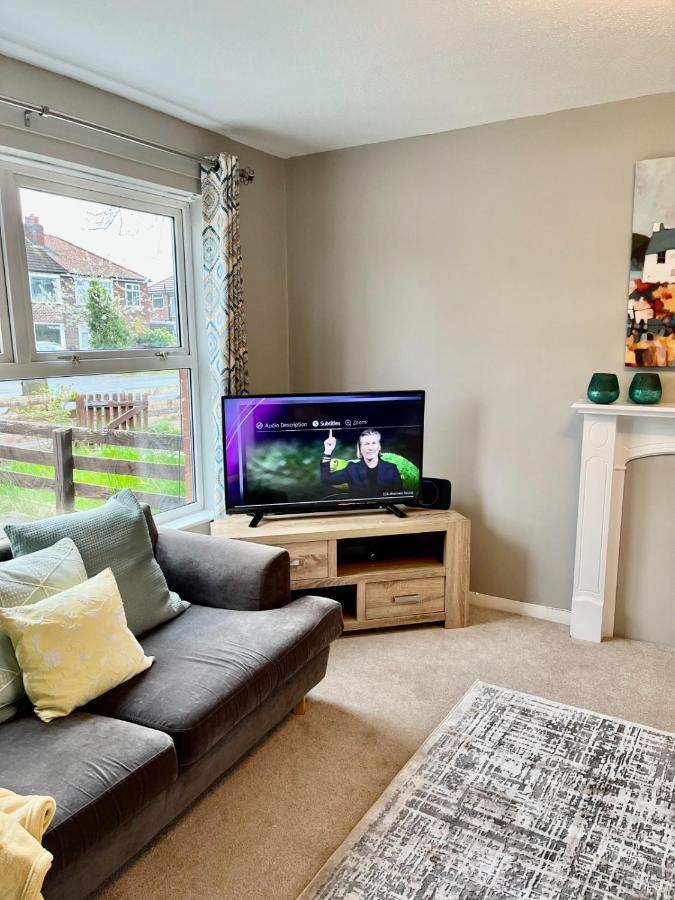 Canada House - Sleeps 6 -3 King Or 6 Single Ideal For Contractors วอร์ริงตัน ภายนอก รูปภาพ